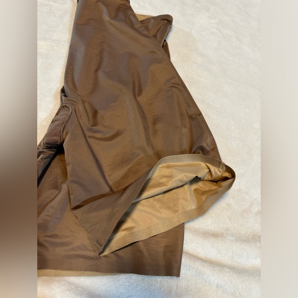 Spanx Reversible Smoothing Shorts - Picture 3 of 9